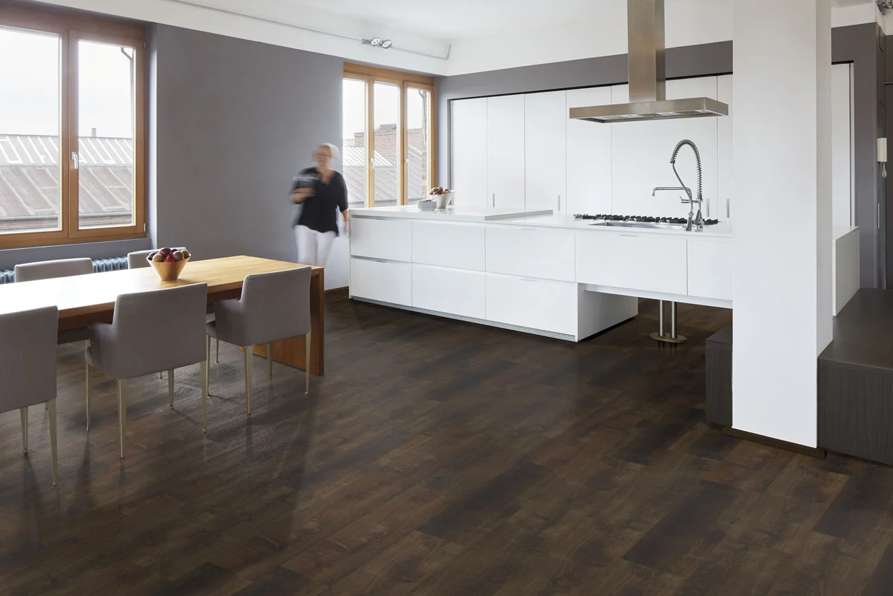 Residential Colonial Oak Brown en un ambiente